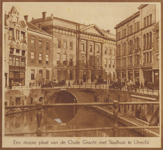 873980 Gezicht op de Stadhuisbrug met het Stadhuis te Utrecht, vanaf de Bezembrug.